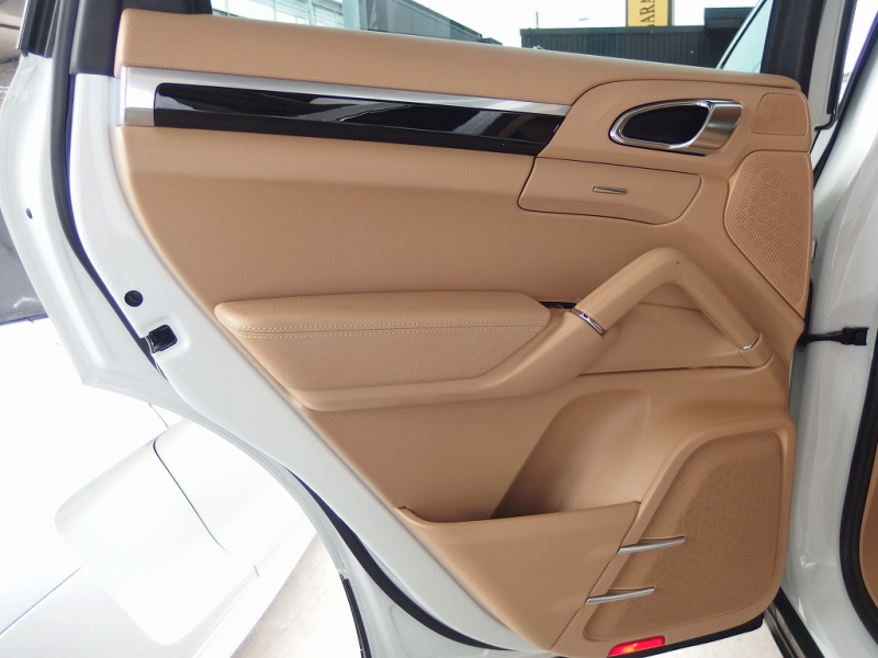 ポルシェ カイエン 正規ディーラー車　右ハンドル　ベージュレザー　シートヒーター　オートテールゲート 中古車