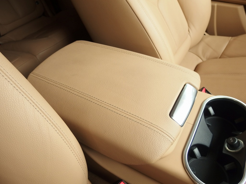 ポルシェ カイエン 正規ディーラー車　右ハンドル　ベージュレザー　シートヒーター　オートテールゲート 中古車