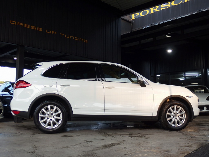 ポルシェ カイエン 正規ディーラー車　右ハンドル　ベージュレザー　シートヒーター　オートテールゲート 中古車