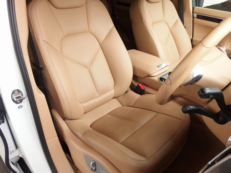 ポルシェ カイエン 正規ディーラー車　右ハンドル　ベージュレザー　シートヒーター　オートテールゲート 中古車