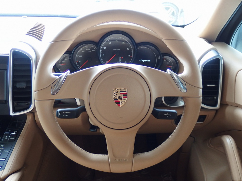 ポルシェ カイエン 正規ディーラー車　右ハンドル　ベージュレザー　シートヒーター　オートテールゲート 中古車