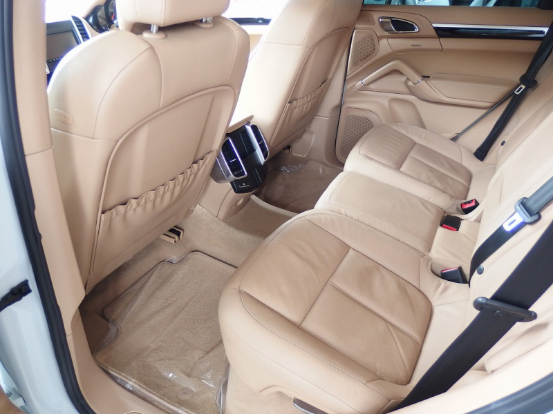 ポルシェ カイエン 正規ディーラー車　右ハンドル　ベージュレザー　シートヒーター　オートテールゲート 中古車