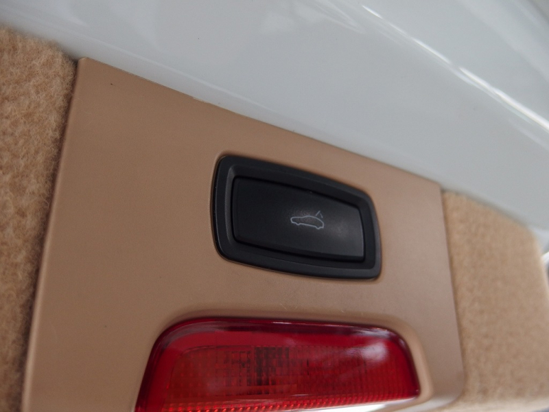 ポルシェ カイエン 正規ディーラー車　右ハンドル　ベージュレザー　シートヒーター　オートテールゲート 中古車