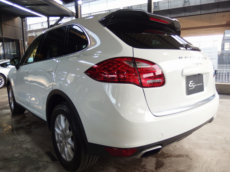 ポルシェ カイエン 正規ディーラー車　右ハンドル　ベージュレザー　シートヒーター　オートテールゲート 中古車