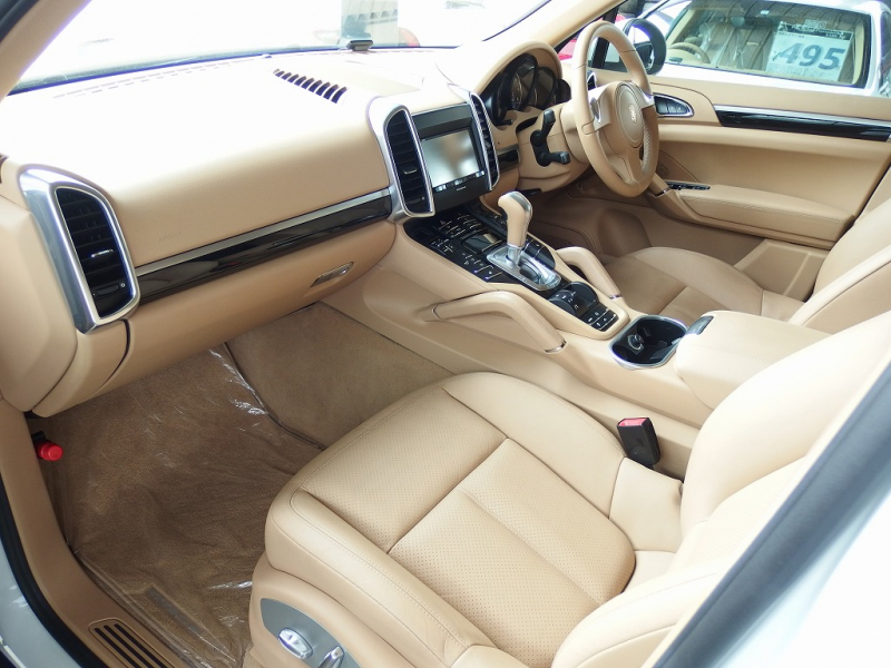 ポルシェ カイエン 正規ディーラー車　右ハンドル　ベージュレザー　シートヒーター　オートテールゲート 中古車