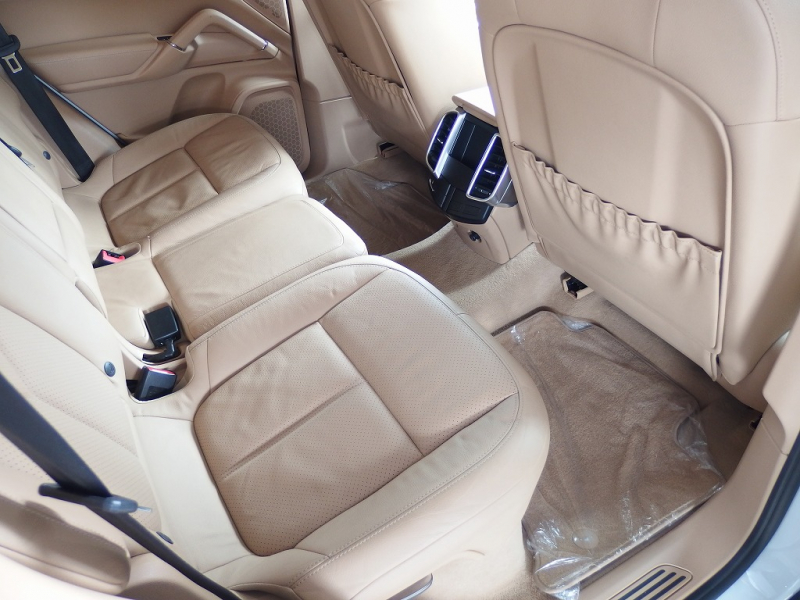 ポルシェ カイエン 正規ディーラー車　右ハンドル　ベージュレザー　シートヒーター　オートテールゲート 中古車