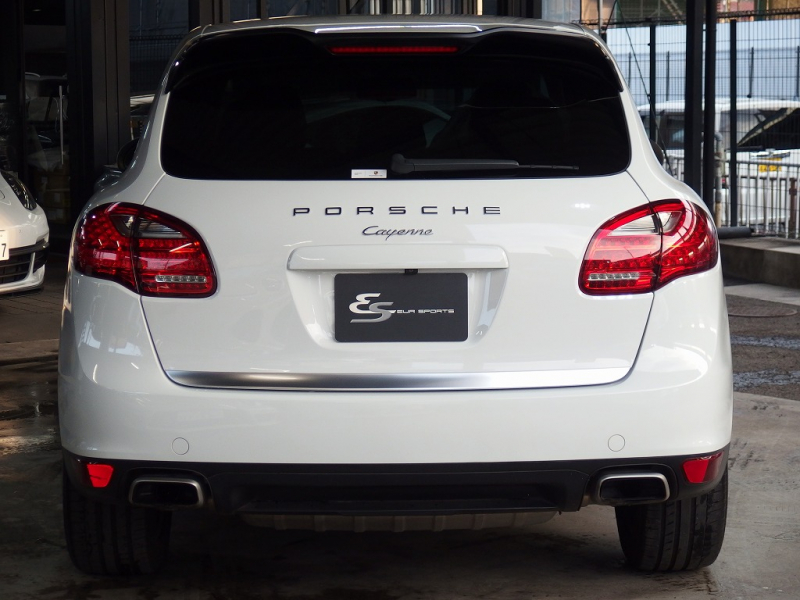 ポルシェ カイエン 正規ディーラー車　右ハンドル　ベージュレザー　シートヒーター　オートテールゲート 中古車