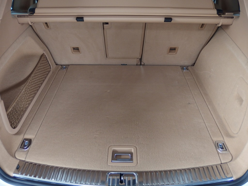 ポルシェ カイエン 正規ディーラー車　右ハンドル　ベージュレザー　シートヒーター　オートテールゲート 中古車