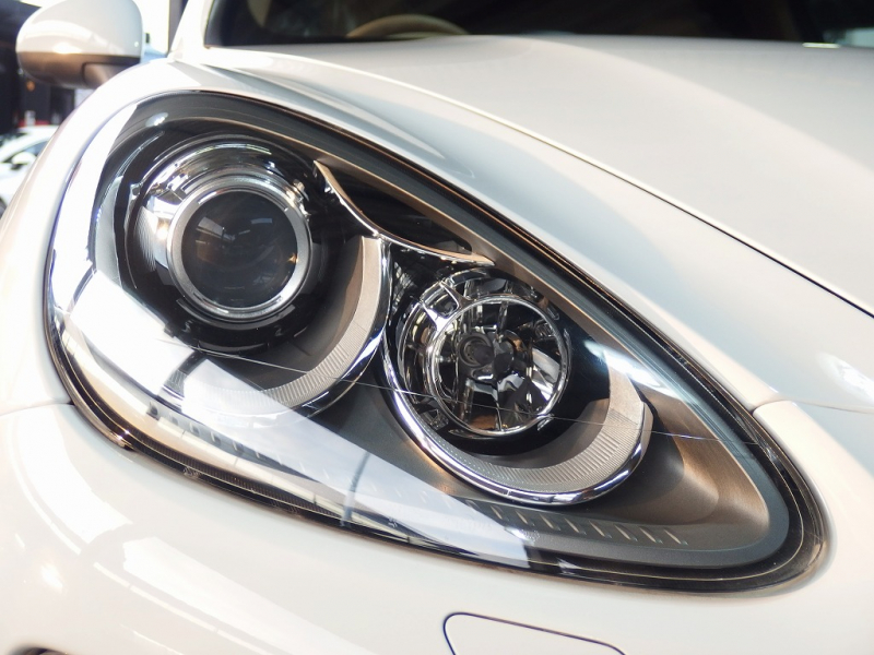 ポルシェ カイエン 正規ディーラー車　右ハンドル　ベージュレザー　シートヒーター　オートテールゲート 中古車