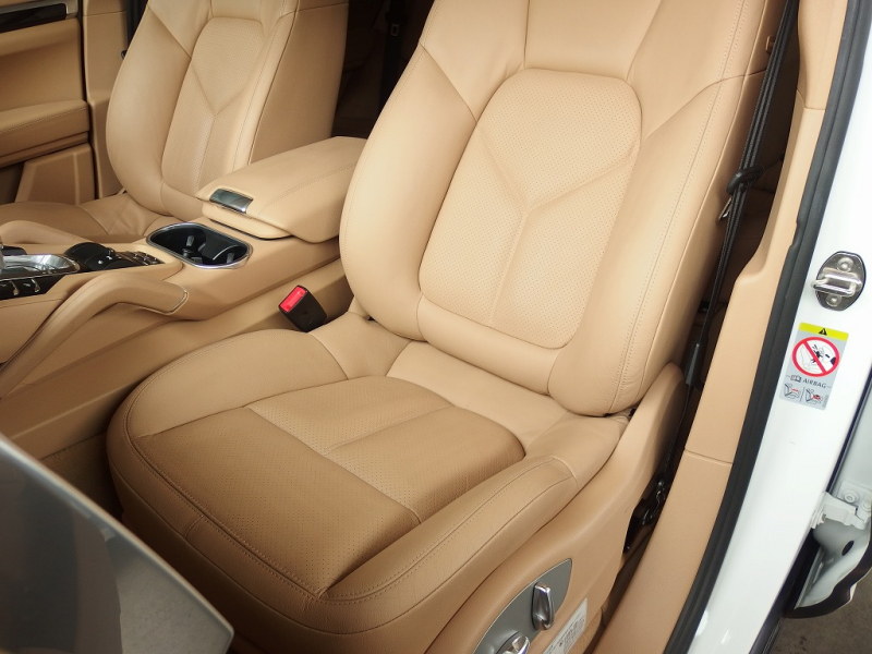 ポルシェ カイエン 正規ディーラー車　右ハンドル　ベージュレザー　シートヒーター　オートテールゲート 中古車