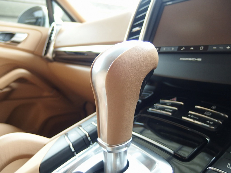 ポルシェ カイエン 正規ディーラー車　右ハンドル　ベージュレザー　シートヒーター　オートテールゲート 中古車