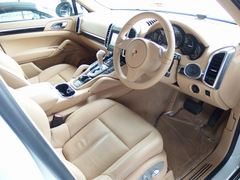 ポルシェ カイエン 正規ディーラー車　右ハンドル　ベージュレザー　シートヒーター　オートテールゲート 中古車