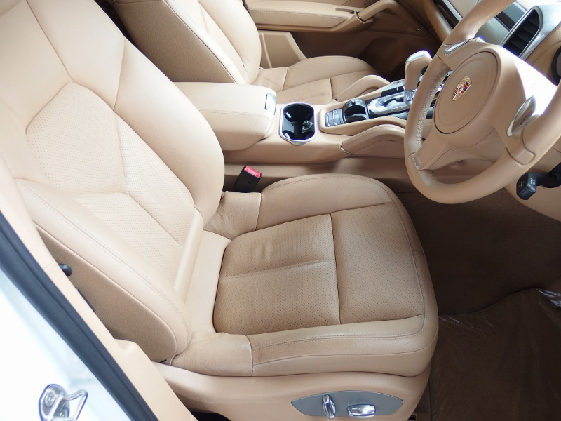 ポルシェ カイエン 正規ディーラー車　右ハンドル　ベージュレザー　シートヒーター　オートテールゲート 中古車