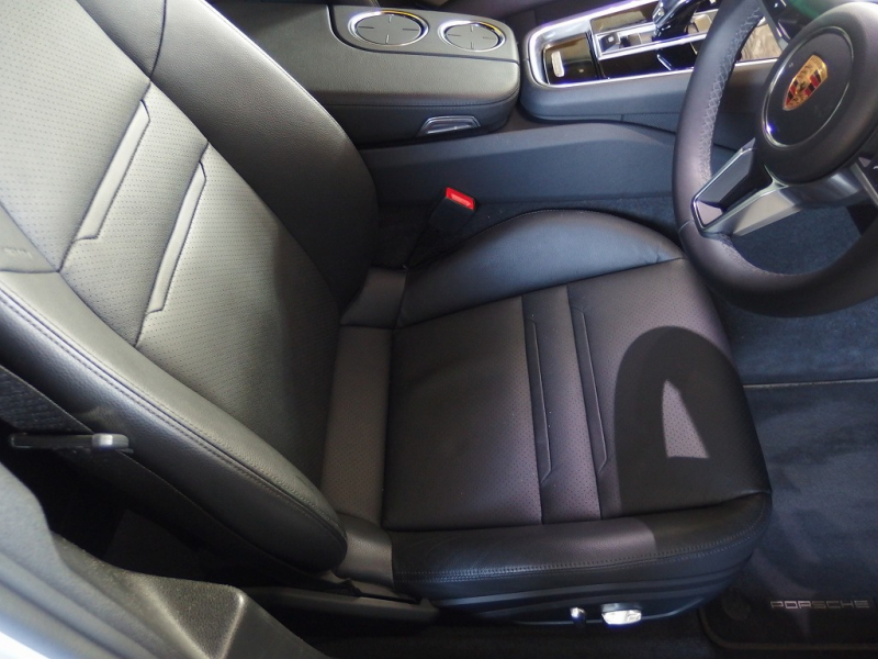 ポルシェ&nbsp;パナメーラ&nbsp;正規ディーラー車　アダプティブクルーズコントロール　カープレイ　シートヒーター&nbsp;中古車