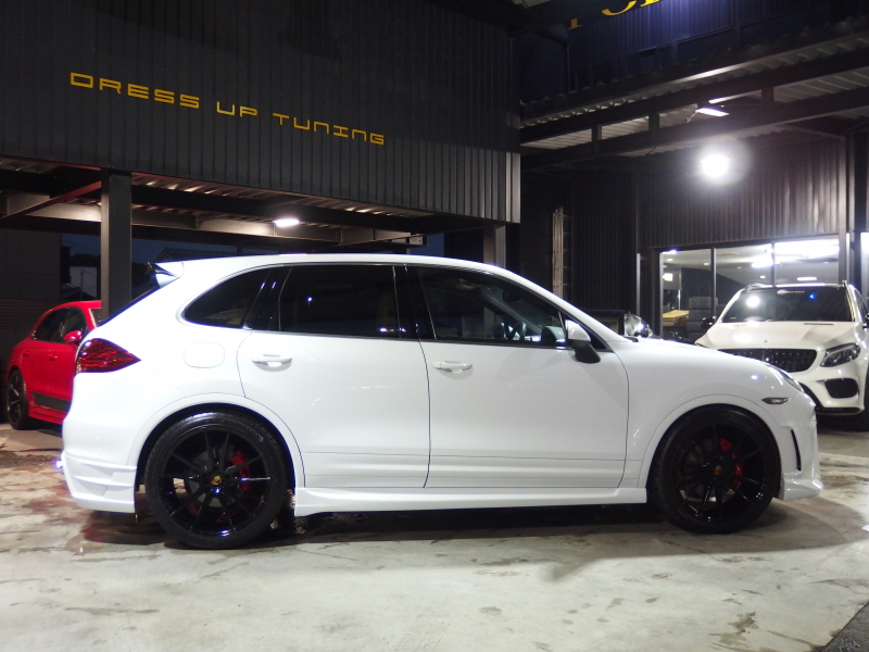 ポルシェ カイエン 正規ディーラー車 右ハンドル EUR-GTエアロ 22inアルミ クルーズコントロール シートヒーター 中古車