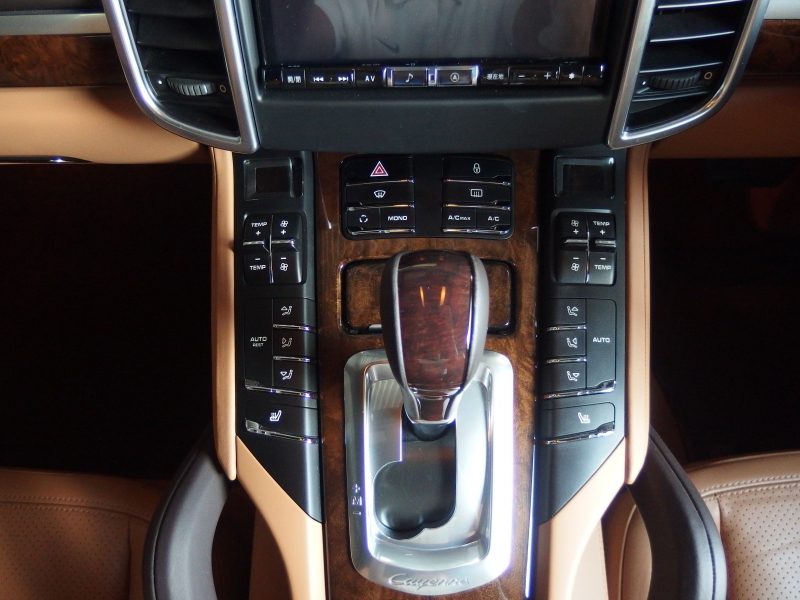 ポルシェ カイエン 正規ディーラー車 右ハンドル EUR-GTエアロ 22inアルミ クルーズコントロール シートヒーター 中古車