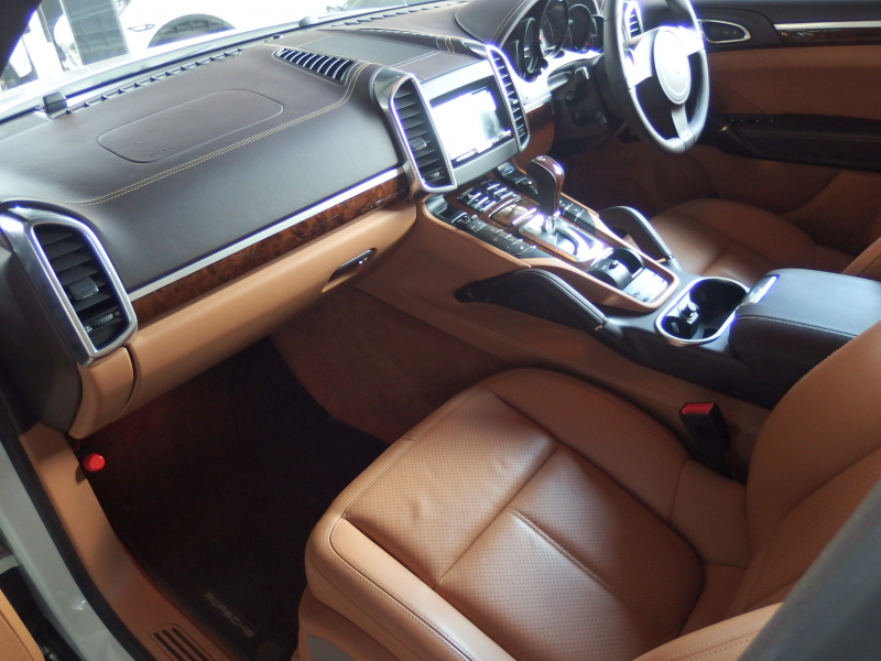 ポルシェ カイエン 正規ディーラー車 右ハンドル EUR-GTエアロ 22inアルミ クルーズコントロール シートヒーター 中古車