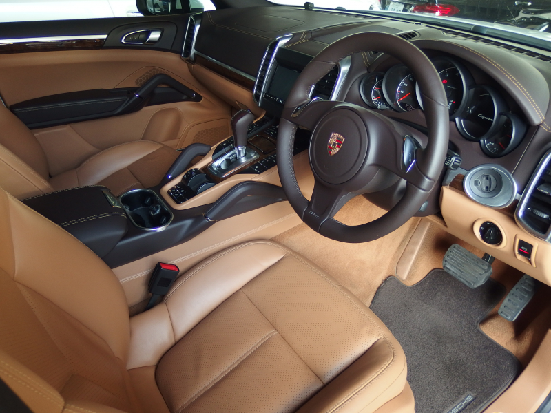 ポルシェ カイエン 正規ディーラー車 右ハンドル EUR-GTエアロ 22inアルミ クルーズコントロール シートヒーター 中古車