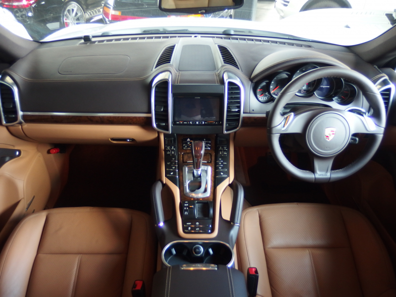 ポルシェ カイエン 正規ディーラー車 右ハンドル EUR-GTエアロ 22inアルミ クルーズコントロール シートヒーター 中古車