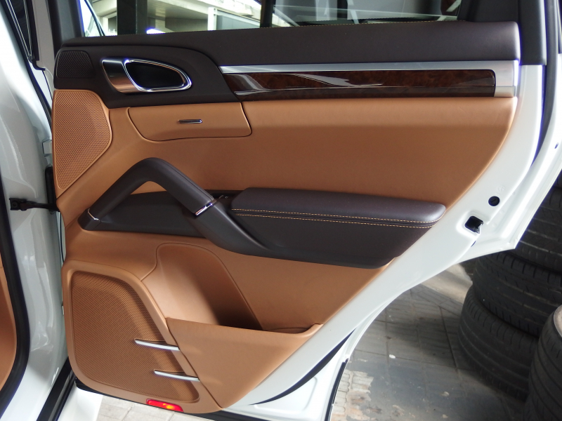 ポルシェ カイエン 正規ディーラー車 右ハンドル EUR-GTエアロ 22inアルミ クルーズコントロール シートヒーター 中古車