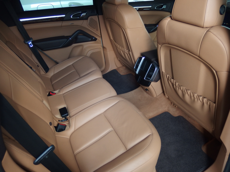 ポルシェ カイエン 正規ディーラー車 右ハンドル EUR-GTエアロ 22inアルミ クルーズコントロール シートヒーター 中古車