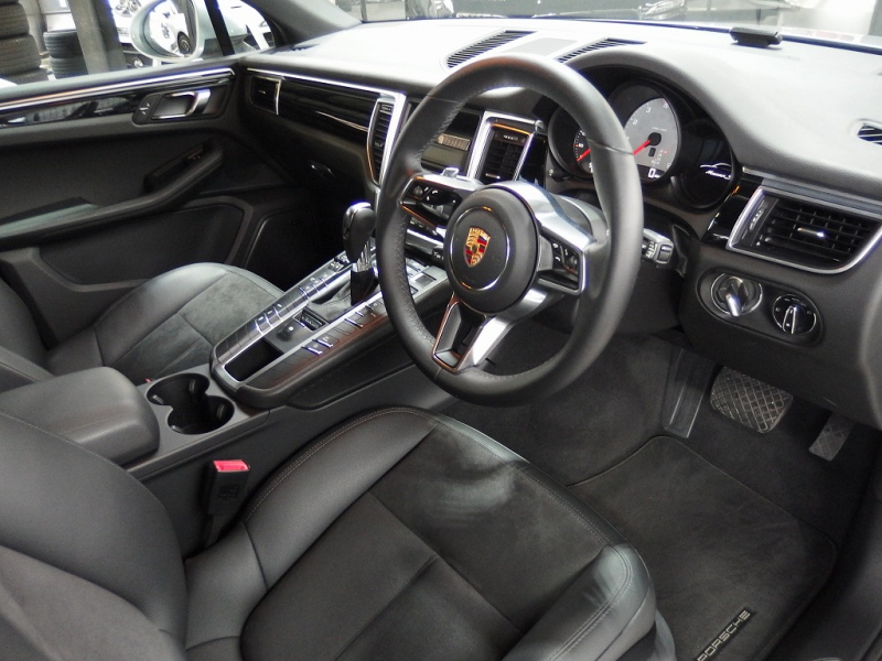 ポルシェ マカン S アダプティブクルーズコントロール　ワンオーナー　2015年モデル　スマートキー 中古車