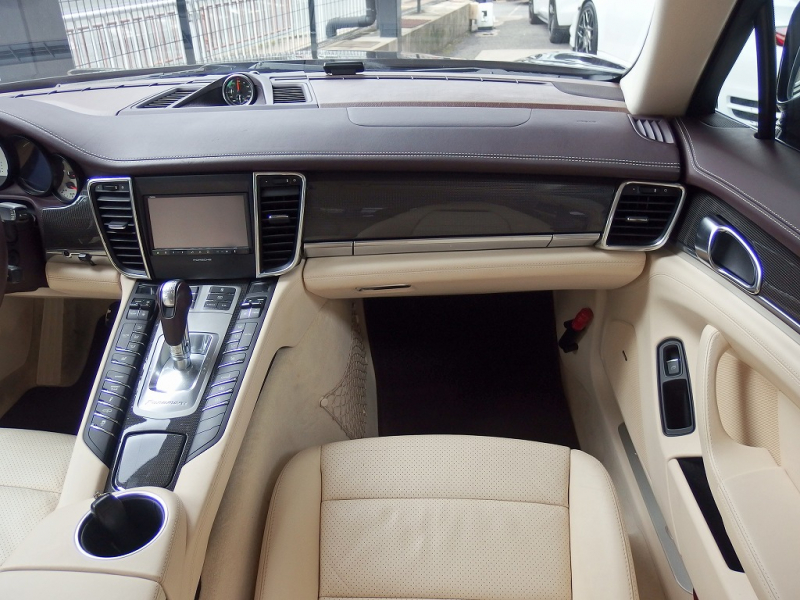 ポルシェ パナメーラ S　EUR－GTコンプリート　スポーツクロノパッケージ　ディーラー車　左ハンドル　サンルーフ 中古車