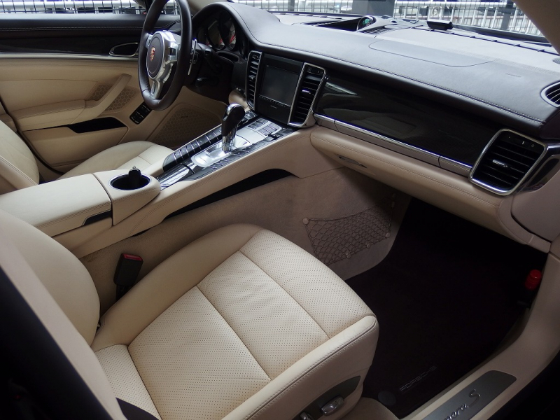 ポルシェ パナメーラ S　EUR－GTコンプリート　スポーツクロノパッケージ　ディーラー車　左ハンドル　サンルーフ 中古車