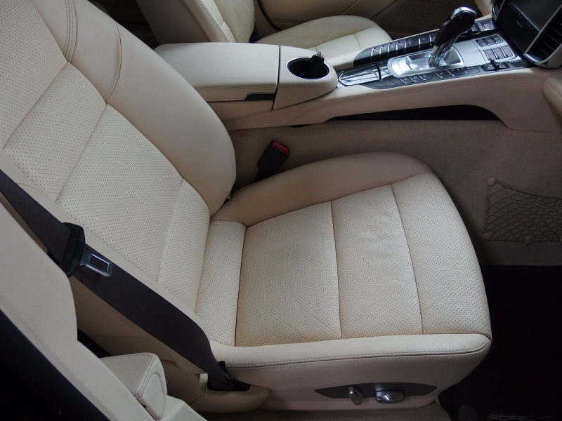 ポルシェ パナメーラ S　EUR－GTコンプリート　スポーツクロノパッケージ　ディーラー車　左ハンドル　サンルーフ 中古車