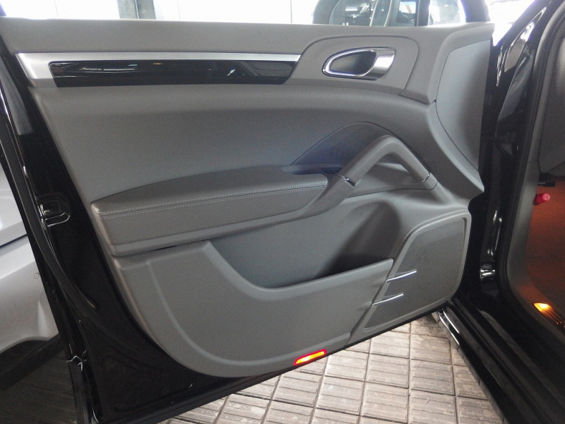 ポルシェ カイエン S　EUR－GTコンプリート　右ハンドル　正規ディーラー車　 中古車