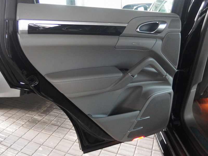 ポルシェ カイエン S　EUR－GTコンプリート　右ハンドル　正規ディーラー車　 中古車