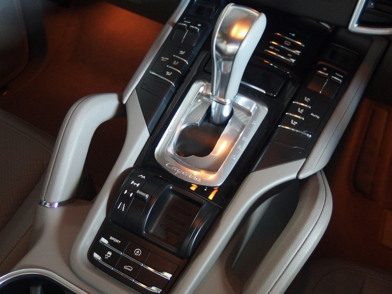 ポルシェ カイエン S　EUR－GTコンプリート　右ハンドル　正規ディーラー車　 中古車