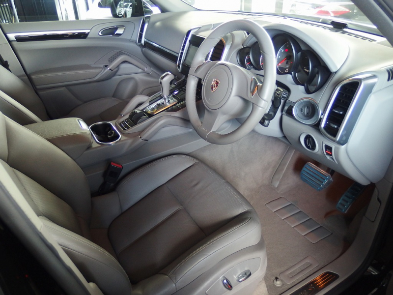 ポルシェ カイエン S　EUR－GTコンプリート　右ハンドル　正規ディーラー車　 中古車