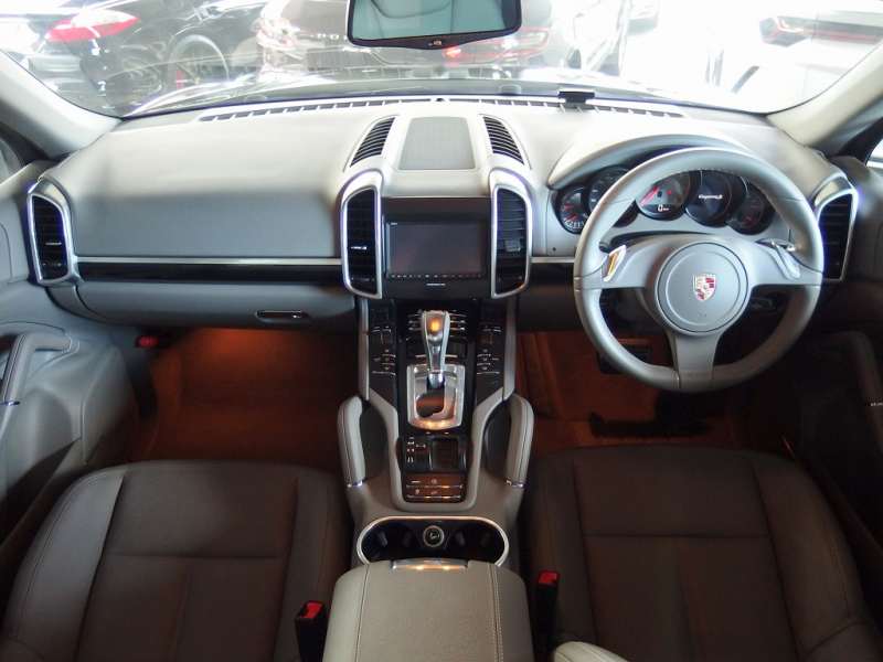 ポルシェ カイエン S　EUR－GTコンプリート　右ハンドル　正規ディーラー車　 中古車