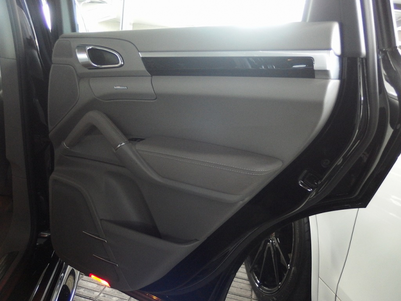 ポルシェ カイエン S　EUR－GTコンプリート　右ハンドル　正規ディーラー車　 中古車