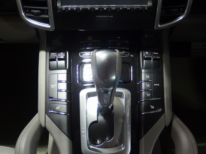 ポルシェ カイエン 正規ディーラー車　右ハンドル　 中古車