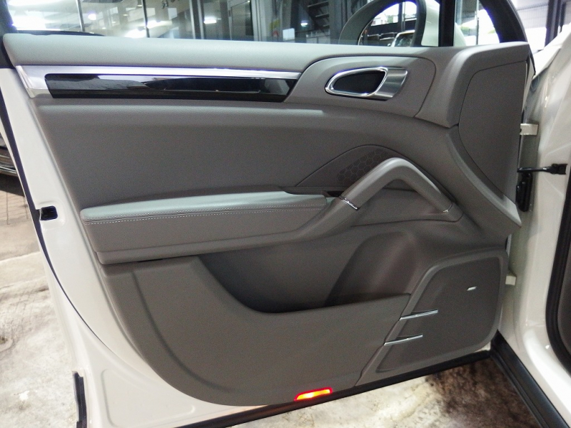 ポルシェ カイエン 正規ディーラー車　右ハンドル　 中古車