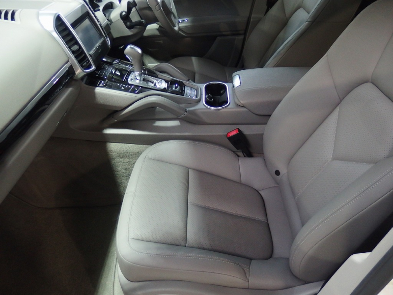 ポルシェ カイエン 正規ディーラー車　右ハンドル　 中古車