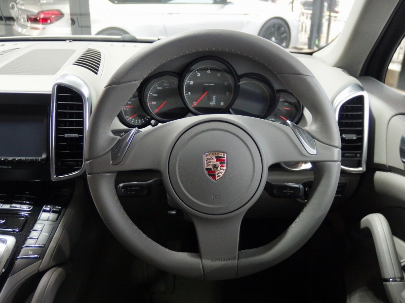 ポルシェ カイエン 正規ディーラー車　右ハンドル　 中古車