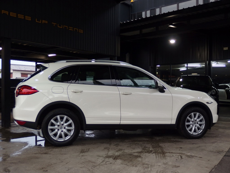 ポルシェ カイエン 正規ディーラー車　右ハンドル　 中古車