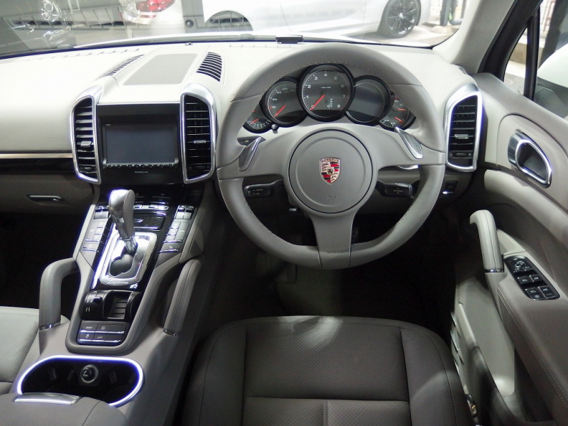 ポルシェ カイエン 正規ディーラー車　右ハンドル　 中古車