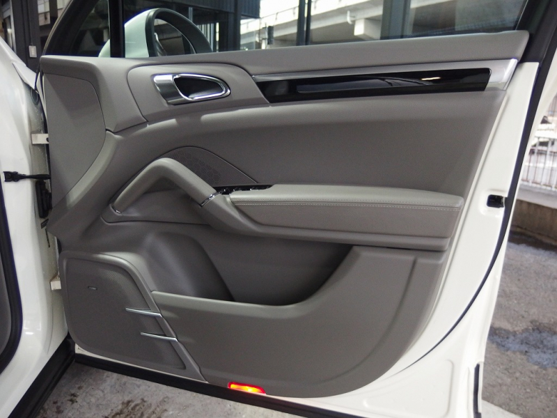 ポルシェ カイエン 正規ディーラー車　右ハンドル　 中古車