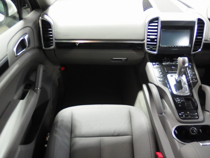 ポルシェ カイエン 正規ディーラー車　右ハンドル　 中古車