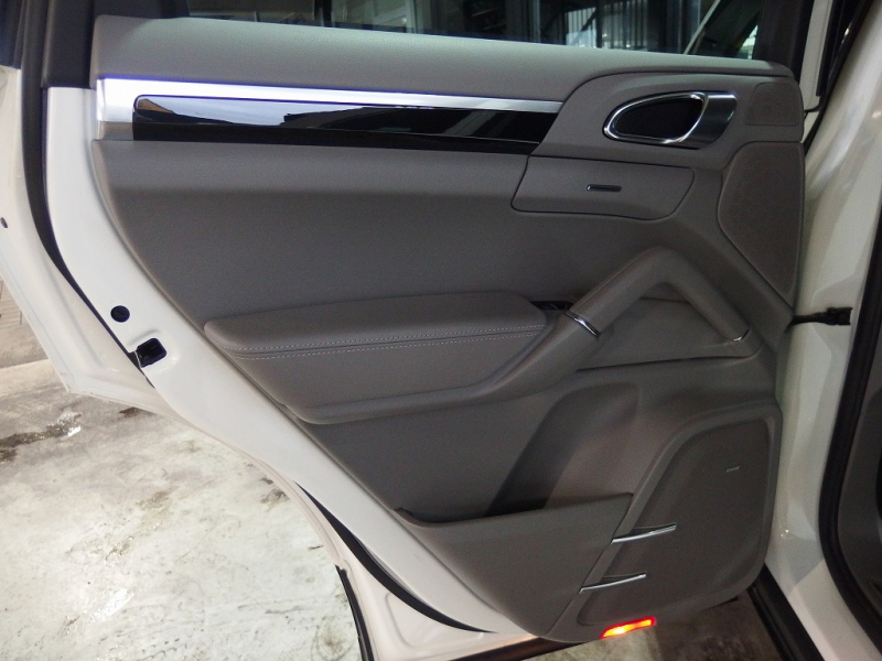 ポルシェ カイエン 正規ディーラー車　右ハンドル　 中古車