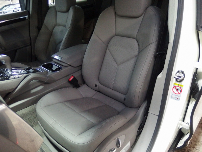 ポルシェ カイエン 正規ディーラー車　右ハンドル　 中古車