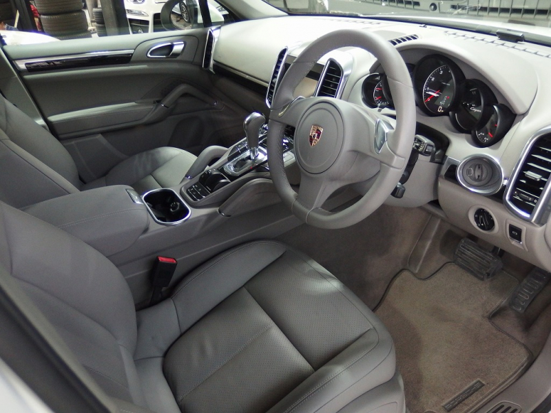 ポルシェ カイエン 正規ディーラー車　右ハンドル　 中古車