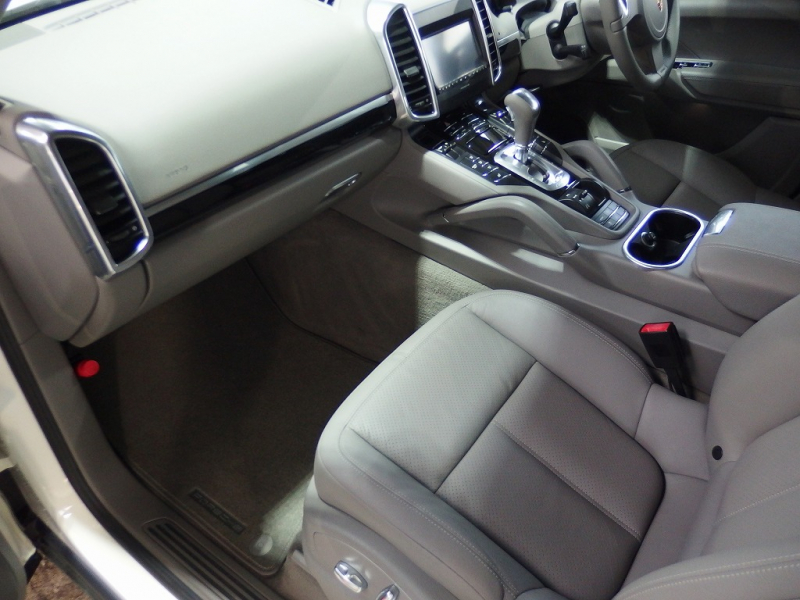 ポルシェ カイエン 正規ディーラー車　右ハンドル　 中古車