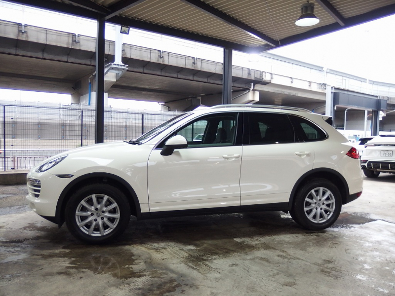 ポルシェ カイエン 正規ディーラー車　右ハンドル　 中古車