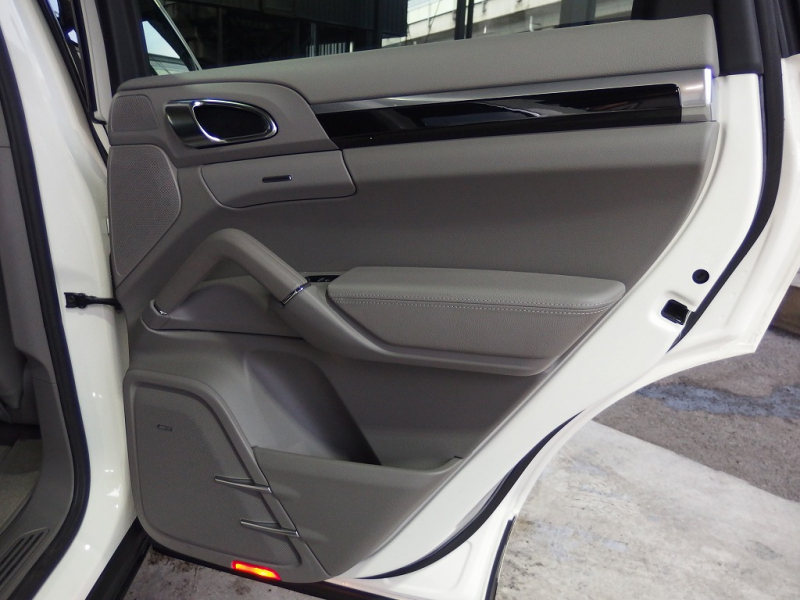 ポルシェ カイエン 正規ディーラー車　右ハンドル　 中古車