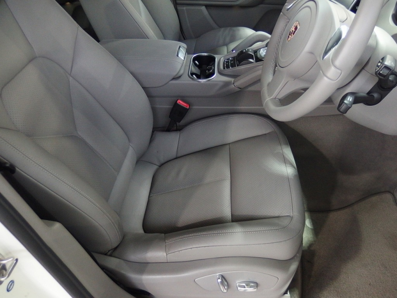 ポルシェ カイエン 正規ディーラー車　右ハンドル　 中古車